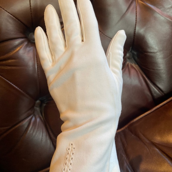 Vintage white cream Gloves sz 6
S from 50s-60s Jackie O vibe prom - Picture 3 of 8